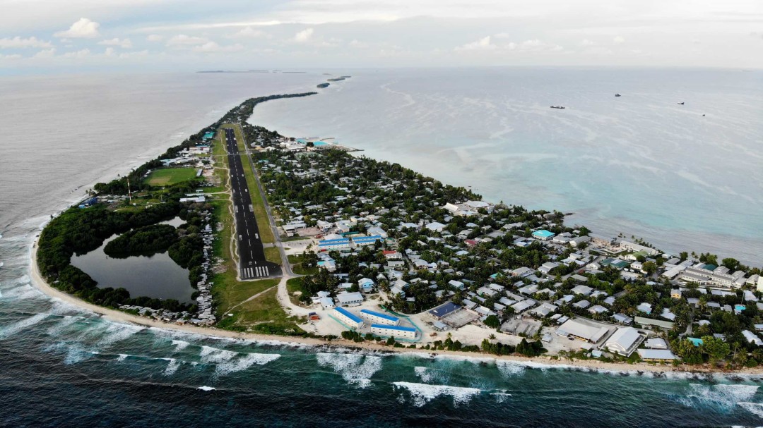 Thủ đô của Tuvalu là Funafuti. Đây là một đảo san hô nhỏ có trang bị sân bay làm điểm đến hàng không duy nhất trên đảo. Điểm cao nhất của đảo chỉ cao 4.572 met so với mực nước biển. Có khoảng 1/3 dân số sống ở thủ đô Funafuti. Thủ đô của Tuvalu là Funafuti. Đây là một đảo san hô nhỏ có trang bị sân bay làm điểm đến hàng không duy nhất trên đảo. Điểm cao nhất của đảo chỉ cao 4.572 met so với mực nước biển. Có khoảng 1/3 dân số sống ở thủ đô Funafuti.