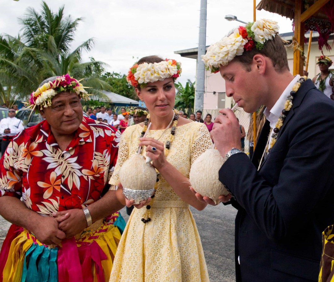 Hoàng tử William và Vương phi Kate Middleton cũng đã đến thăm Tuvalu vào năm 2012. Cả hai đã cùng thưởng thức món nước dừa tươi mát từ cây dừa do Nữ hoàng trồng trong chuyến thăm trước đó vào năm 1982. Hoàng tử William và Vương phi Kate Middleton cũng đã đến thăm Tuvalu vào năm 2012. Cả hai đã cùng thưởng thức món nước dừa tươi mát từ cây dừa do Nữ hoàng trồng trong chuyến thăm trước đó vào năm 1982.