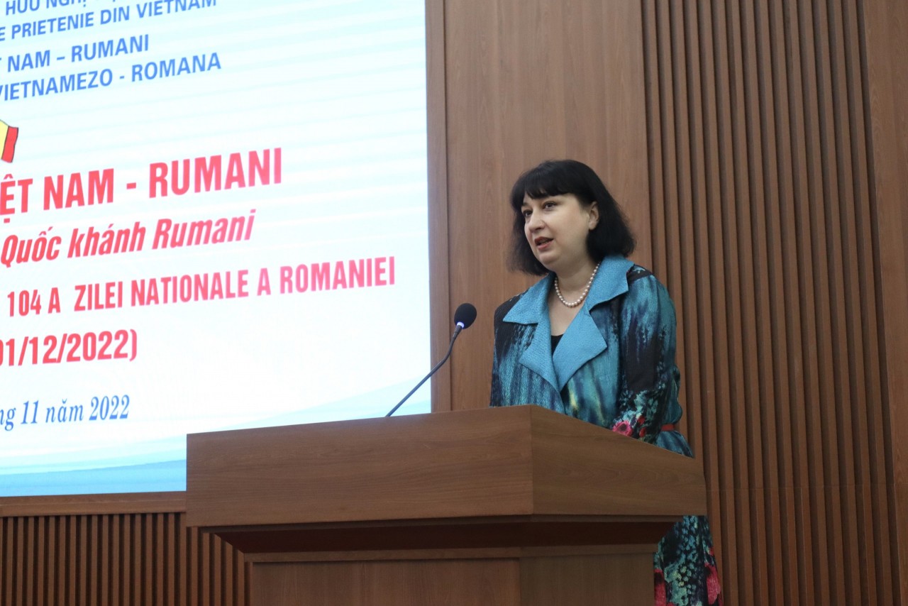 Đại sứ Đặc mệnh toàn quyền Rumani tại Việt Nam Cristina Romila phát biểu tại Buổi gặp mặt. Đại sứ Đặc mệnh toàn quyền Rumani tại Việt Nam Cristina Romila phát biểu tại Buổi gặp mặt.
