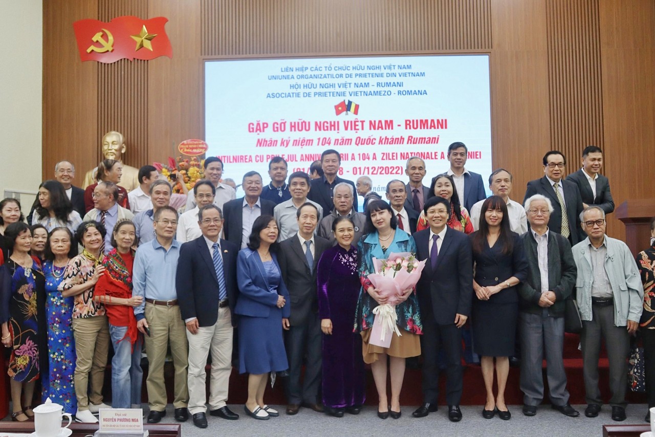 Các đại biểu tham dự buổi gặp gỡ hữu nghị kỷ niệm 104 năm Quốc khánh Rumani. Các đại biểu tham dự buổi gặp gỡ hữu nghị kỷ niệm 104 năm Quốc khánh Rumani.