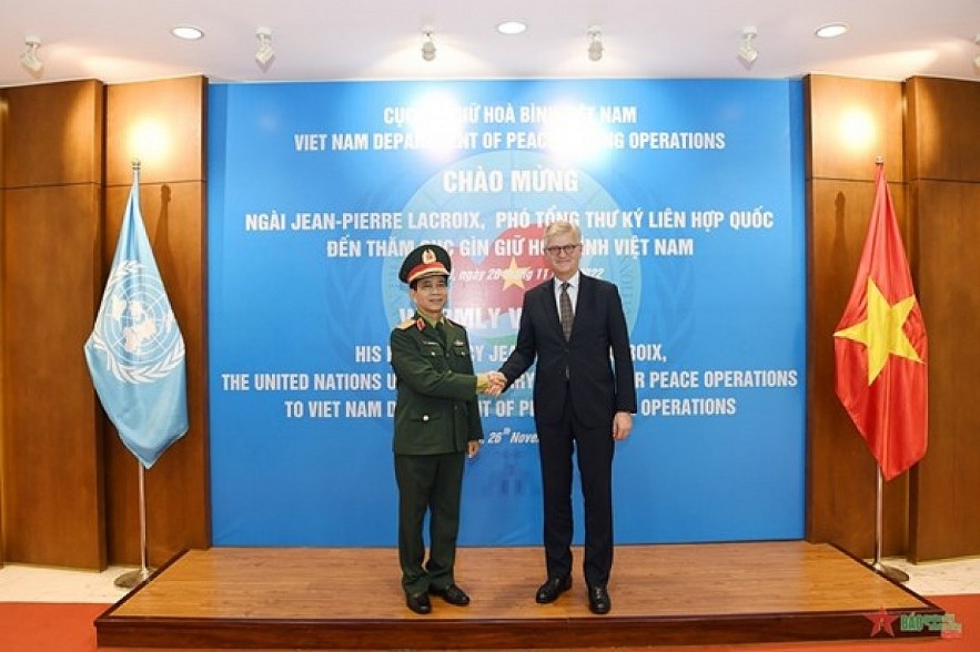 Director of the department Maj. Gen. Hoang Kim Phung (L) and UN Under-Secretary-General for Peace Operations Jean-Pierre Lacroix. Photo: VNA Director of the department Maj. Gen. Hoang Kim Phung (L) and UN Under-Secretary-General for Peace Operations Jean-Pierre Lacroix. Photo: VNA