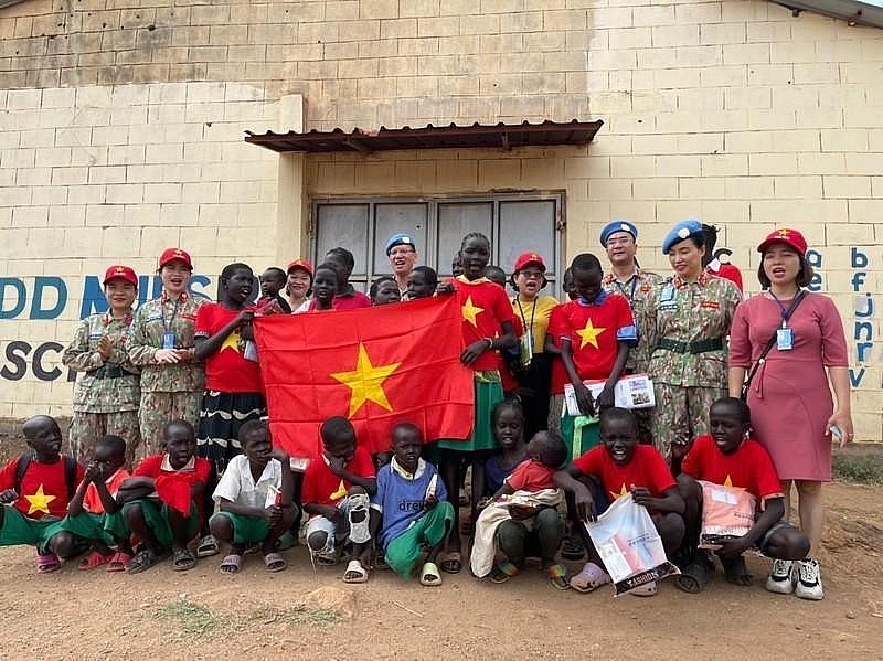 Vietnamese officers hold CIMIC activities at a school in South Sudan. Photo: Field Hospital 2.4 Vietnamese officers hold CIMIC activities at a school in South Sudan. Photo: Field Hospital 2.4