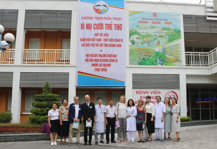 Swedish experts and hospital's doctors, staff pose for a photo. Source: Vietnam - Sweden Hospital Uong Bi Swedish experts and hospital's doctors, staff pose for a photo. Source: Vietnam - Sweden Hospital Uong Bi