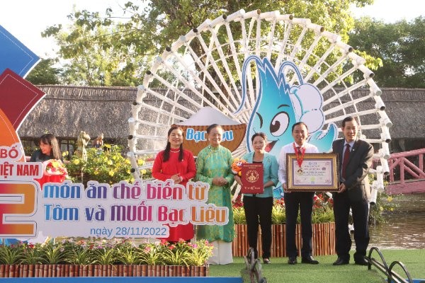 Bạc Liêu xác lập kỷ lục Việt Nam về 122 món ăn được chế biến từ tôm và muối Bạc Liêu Bạc Liêu xác lập kỷ lục Việt Nam về 122 món ăn được chế biến từ tôm và muối Bạc Liêu