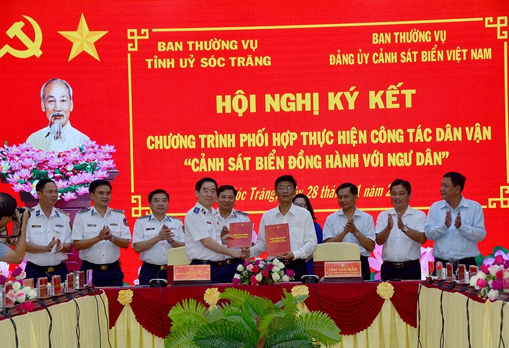Cảnh sát biển Việt Nam ký kết đồng hành cùng ngư dân tỉnh Sóc Trăng Cảnh sát biển Việt Nam ký kết đồng hành cùng ngư dân tỉnh Sóc Trăng