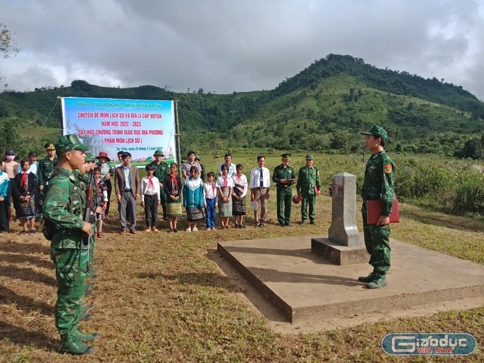 Tiết học Lịch sử đặc biệt bên Cột mốc 616 biên giới Việt - Lào ở dãy Trường Sơn Tiết học Lịch sử đặc biệt bên Cột mốc 616 biên giới Việt - Lào ở dãy Trường Sơn