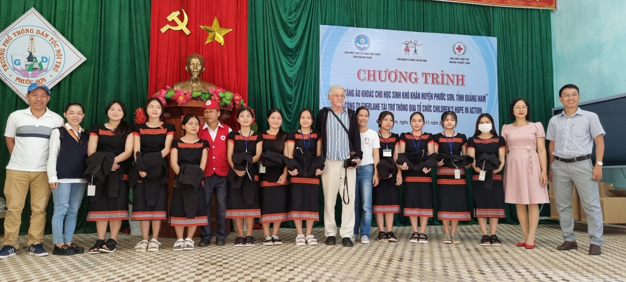 Tổ chức CHIA trao tặng gần 2.000 áo khoác cho học sinh và người dân Quảng Nam Tổ chức CHIA trao tặng gần 2.000 áo khoác cho học sinh và người dân Quảng Nam