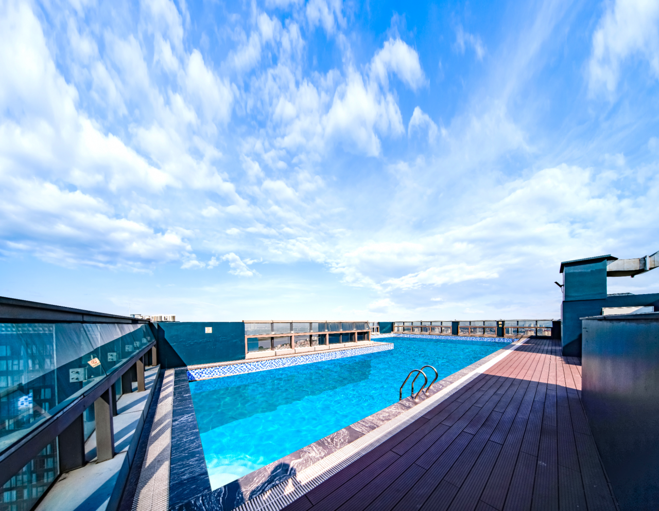 Bể bơi Rooftop là góc chill tuyệt đẹp tại Sunshine City Bể bơi Rooftop là góc chill tuyệt đẹp tại Sunshine City
