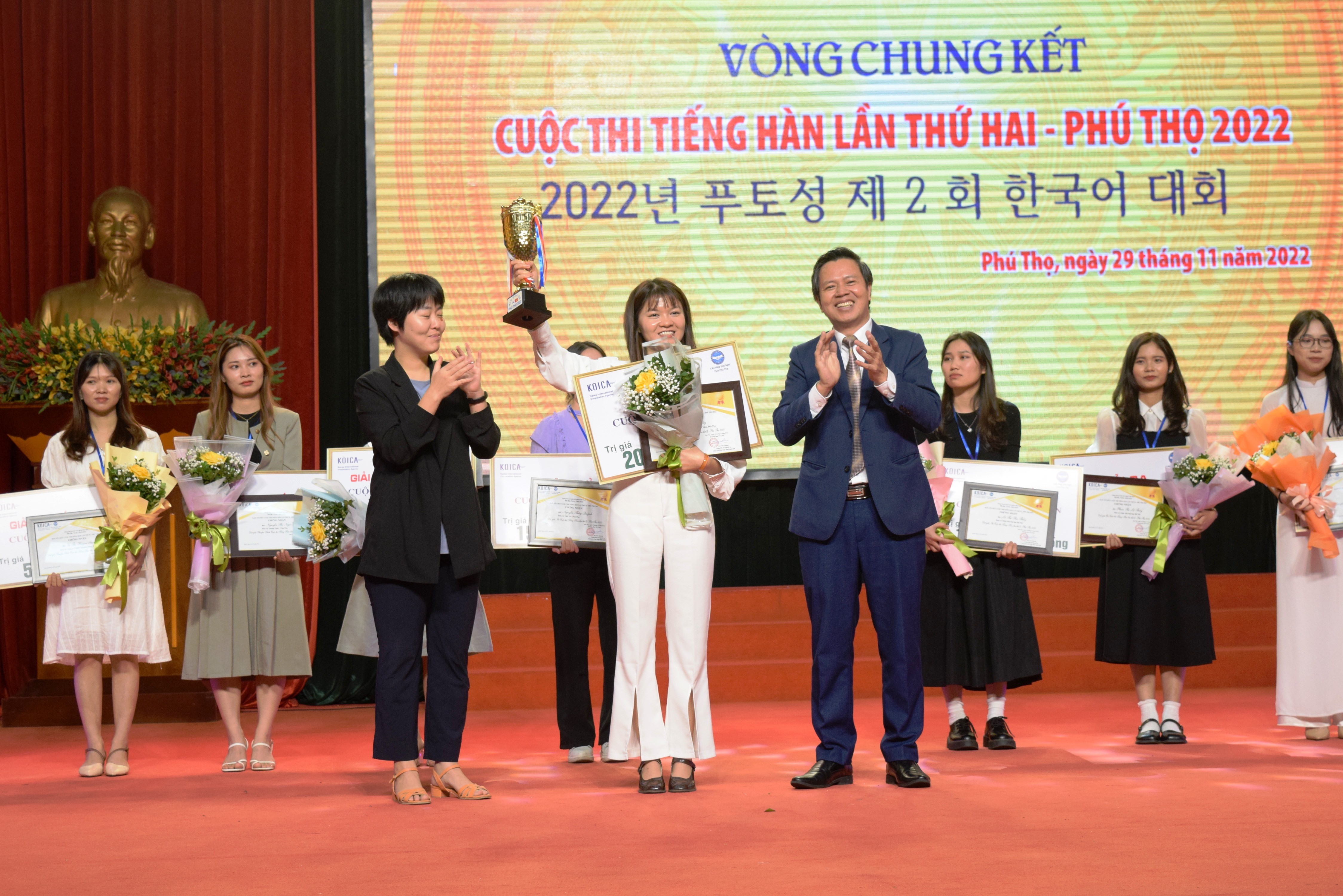 Thí sinh Bùi Thị Thủy, Công ty TNHH Hanyang Digitech Vina - Khu công nghiệp Phú Hà, Thị xã Phú Thọ đã xuất sắc dành giải Nhất cuộc thi. Thí sinh Bùi Thị Thủy, Công ty TNHH Hanyang Digitech Vina - Khu công nghiệp Phú Hà, Thị xã Phú Thọ đã xuất sắc dành giải Nhất cuộc thi.