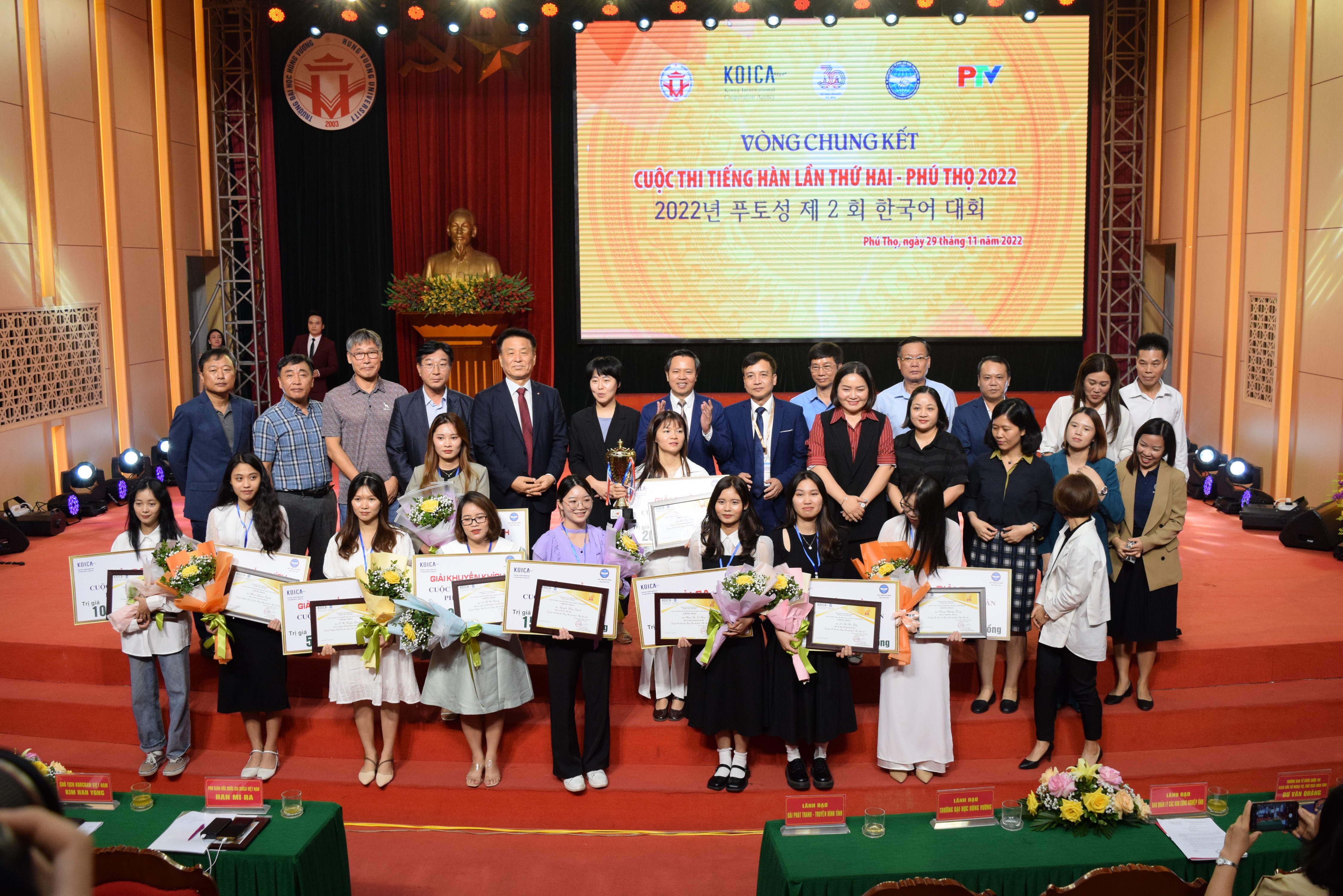 Ban tổ chức và các thí sinh chụp ảnh lưu niệm. Ban tổ chức và các thí sinh chụp ảnh lưu niệm.