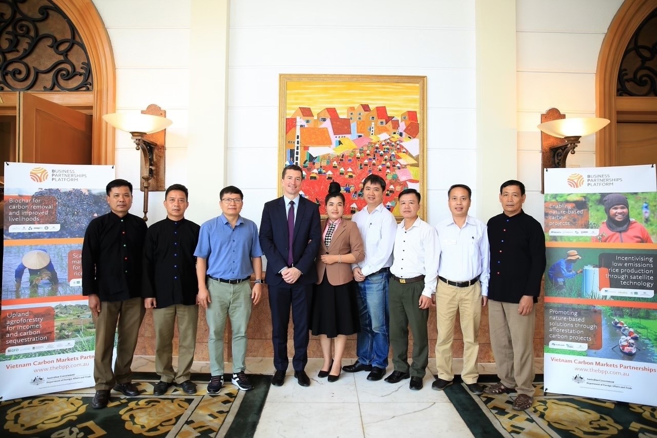 Đại biện lâm thời, Mark Tattersall cùng đại diện từ Trồng cây vùng cao để tạo thu nhập và hấp thụ các-bon. Đại biện lâm thời, Mark Tattersall cùng đại diện từ Trồng cây vùng cao để tạo thu nhập và hấp thụ các-bon.