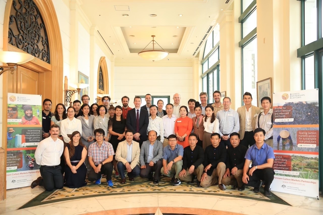 Đại biện lâm thời, Mark Tattersall cùng đại diện từ sáu dự án quan hệ đối tác. Đại biện lâm thời, Mark Tattersall cùng đại diện từ sáu dự án quan hệ đối tác.