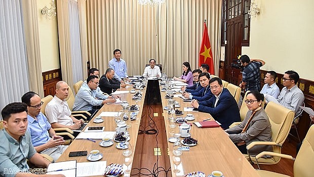 Standing Deputy Minister of Foreign Affairs Nguyen Minh Vu (standing) speaks at the hybrid conference with overseas representative agencies of Vietnam on November 28. Photo: baoquocte.vn