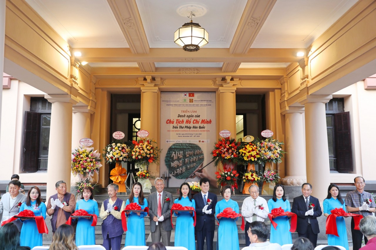 Cắt băng khai mạc triển lãm “Danh ngôn của Chủ tịch Hồ Chí Minh trên Thư pháp Hàn Quốc” tại Bảo tàng Mỹ thuật Việt Nam (Ảnh: BTC). Cắt băng khai mạc triển lãm “Danh ngôn của Chủ tịch Hồ Chí Minh trên Thư pháp Hàn Quốc” tại Bảo tàng Mỹ thuật Việt Nam (Ảnh: BTC).