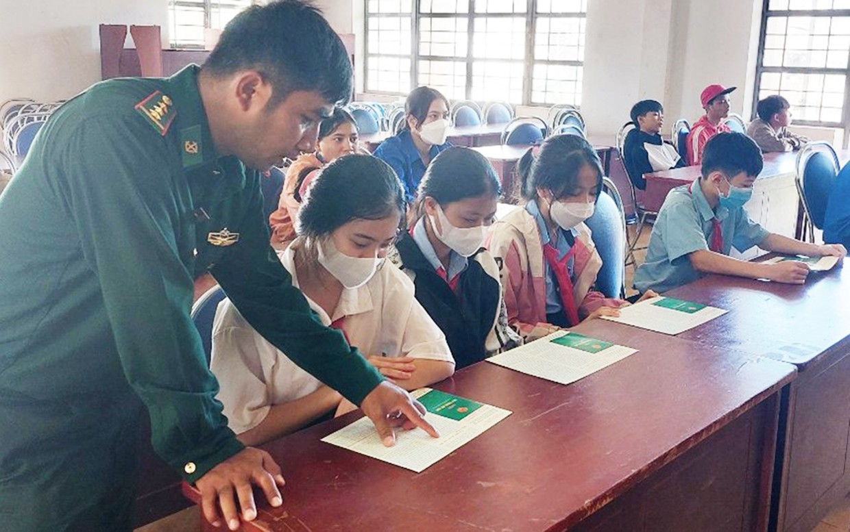 Phủ sóng Luật Biên phòng Việt Nam đến với đồng bào vùng biên huyên Đức Cơ (Gia Lai) Phủ sóng Luật Biên phòng Việt Nam đến với đồng bào vùng biên huyên Đức Cơ (Gia Lai)