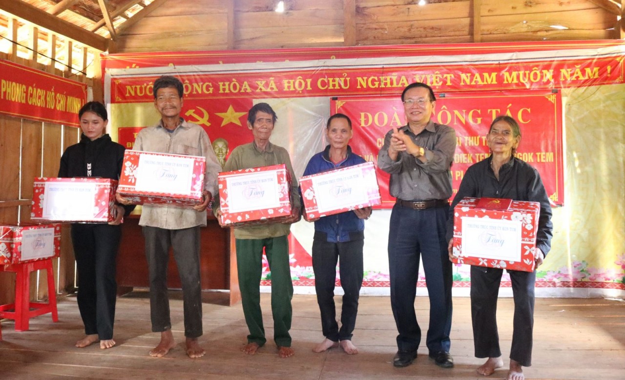 Kon Tum lên kế hoạch thăm hỏi 644 thân nhân có người từng tham gia chiến đấu tại Lào và Campuchia Kon Tum lên kế hoạch thăm hỏi 644 thân nhân có người từng tham gia chiến đấu tại Lào và Campuchia