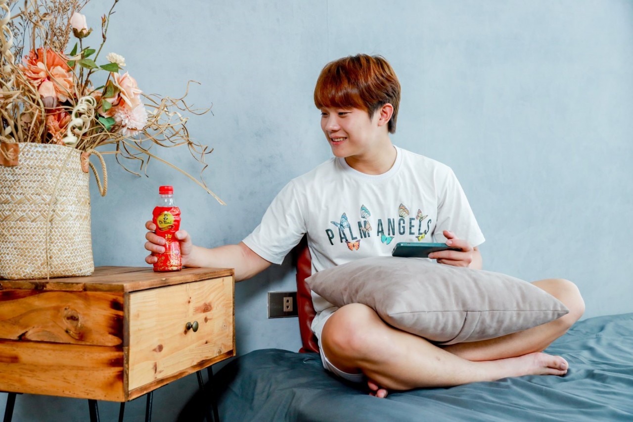Người trẻ thức khuya xem bóng đá nhưng sáng ra vẫn tươi tắn chạy deadline cuối năm Người trẻ thức khuya xem bóng đá nhưng sáng ra vẫn tươi tắn chạy deadline cuối năm
