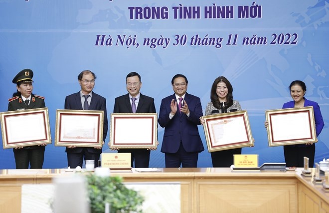 Thủ tướng Phạm Minh Chính trao bằng khen cho các tập thể có thành tích xuất sắc trong triển khai công tác ngoại giao vaccine (Ảnh: Dương Giang/TTXVN). Thủ tướng Phạm Minh Chính trao bằng khen cho các tập thể có thành tích xuất sắc trong triển khai công tác ngoại giao vaccine (Ảnh: Dương Giang/TTXVN).