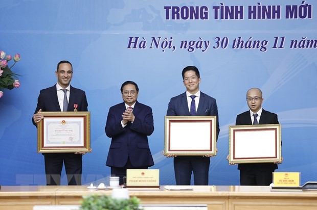 Thủ tướng Phạm Minh Chính trao Huy chương Hữu nghị của Chủ tịch nước cho ông John Paul Pullicino Said Anthony, nguyên Tổng giám đốc Công ty TNHH Pfizer Việt Nam và Bằng khen của Thủ tướng cho cá nhân ông Darrell Oh, Tổng giám đốc Công ty TNHH Pfizer Việt Nam và tập thể Công ty TNHH AstraZeneca Việt Nam (Ảnh: Dương Giang/TTXVN). Thủ tướng Phạm Minh Chính trao Huy chương Hữu nghị của Chủ tịch nước cho ông John Paul Pullicino Said Anthony, nguyên Tổng giám đốc Công ty TNHH Pfizer Việt Nam và Bằng khen của Thủ tướng cho cá nhân ông Darrell Oh, Tổng giám đốc Công ty TNHH Pfizer Việt Nam và tập thể Công ty TNHH AstraZeneca Việt Nam (Ảnh: Dương Giang/TTXVN).