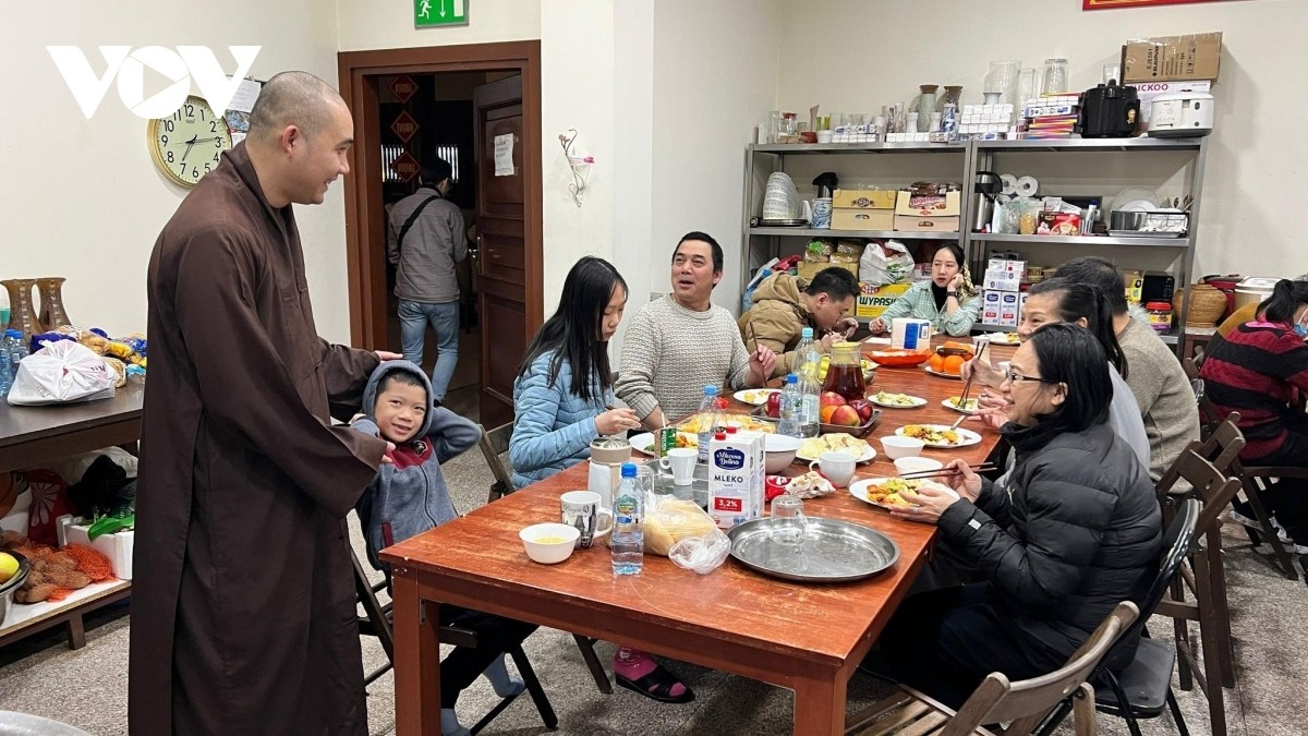Chùa Việt ở nước ngoài: Chỗ dựa tinh thần của những người con xa xứ Chùa Việt ở nước ngoài: Chỗ dựa tinh thần của những người con xa xứ