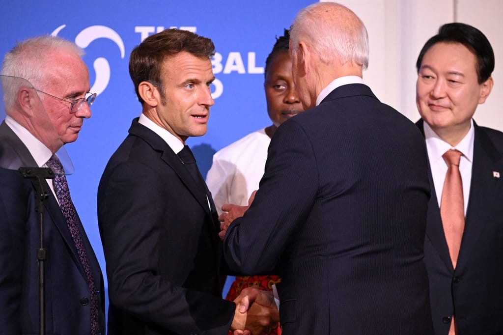 Tổng thống Pháp Macron (thứ 2 bên trái) trong một cuộc gặp với Tổng thống Mỹ Biden (Ảnh: AFP). Tổng thống Pháp Macron (thứ 2 bên trái) trong một cuộc gặp với Tổng thống Mỹ Biden (Ảnh: AFP).