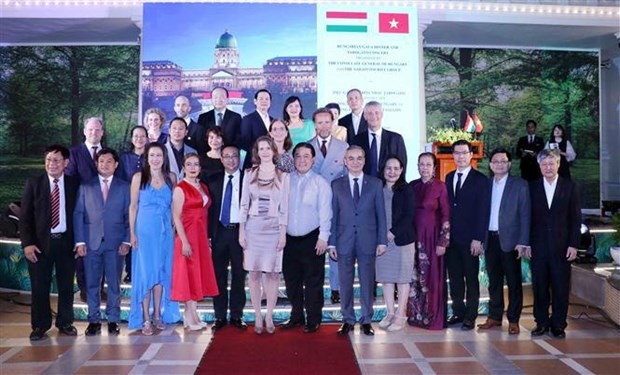 Participants take a photo at the gala dinner and Hungarian traditional musical instrument concert programme on December 1 evening. Photo: VNA Participants take a photo at the gala dinner and Hungarian traditional musical instrument concert programme on December 1 evening. Photo: VNA