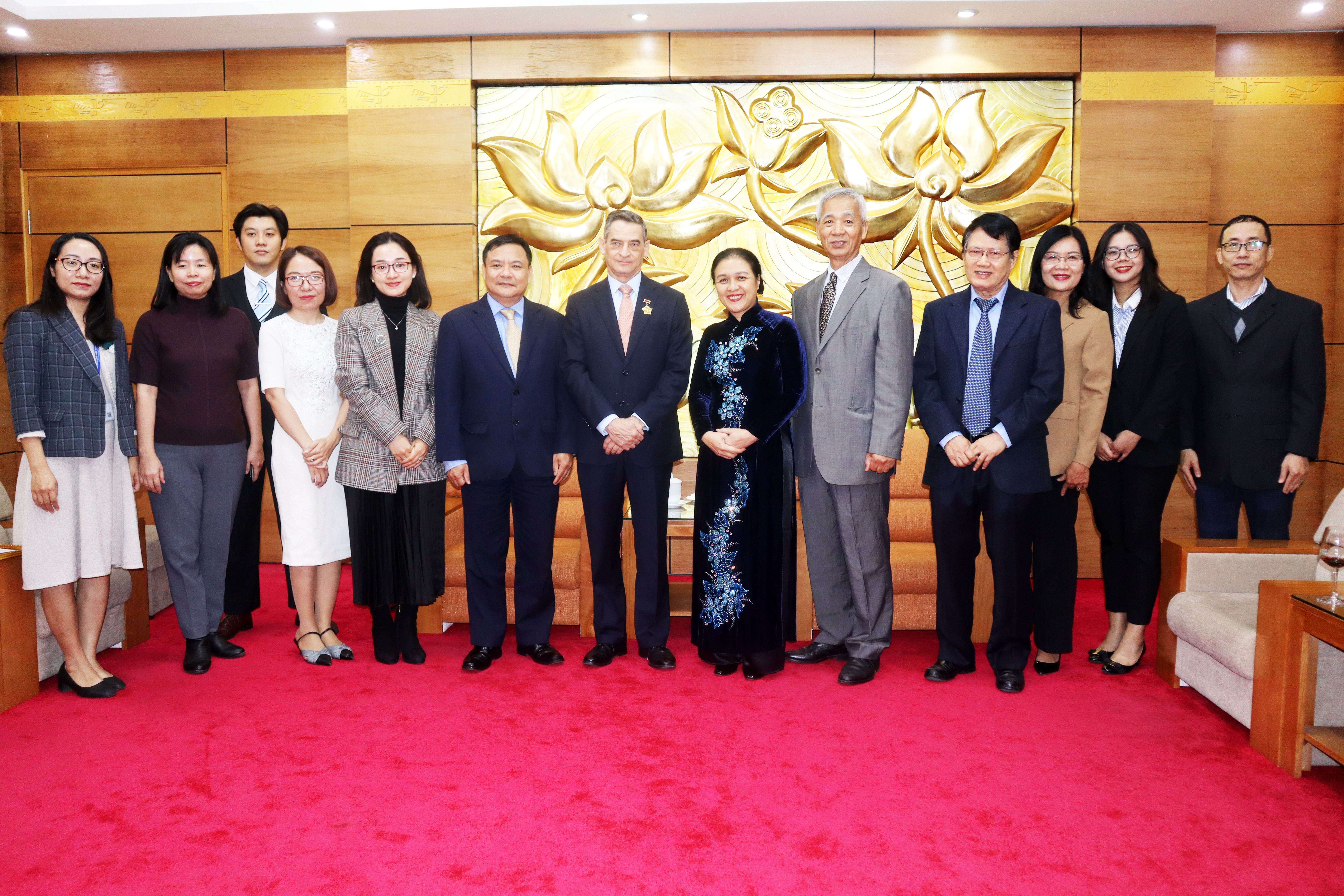 Chủ tịch Nguyễn Phương Nga, Đại sứ Patricio Becker chụp ảnh cùng các khách mời (Ảnh: Thành Luân). Chủ tịch Nguyễn Phương Nga, Đại sứ Patricio Becker chụp ảnh cùng các khách mời (Ảnh: Thành Luân).