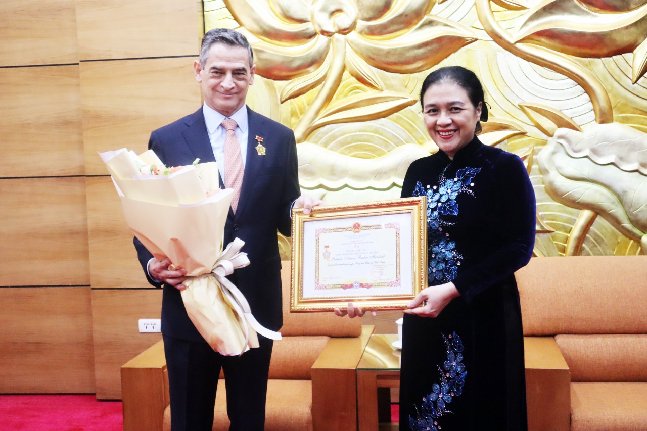 Chủ tịch Liên hiệp các tổ chức hữu nghị Việt Nam Nguyễn Phương Nga trao Kỷ niệm chương Đại sứ Chile được tặng Kỷ niệm chương “Vì hòa bình, hữu nghị giữa các dân tộc”
