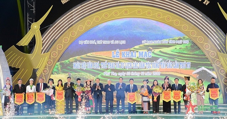 Ban tổ chức trao cờ lưu niệm tặng các đoàn tham dự ngày hội (Ảnh: Hữu Trưởng). Ban tổ chức trao cờ lưu niệm tặng các đoàn tham dự ngày hội (Ảnh: Hữu Trưởng).
