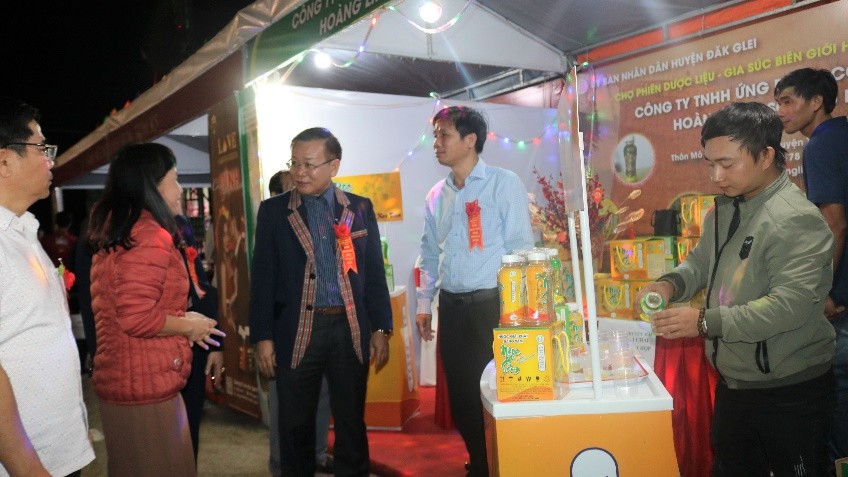 Tăng cường xúc tiến thương mại, mở rộng thị trường qua Chợ phiên Dược liệu - Gia súc biên giới tại Đăk Glei (Kon Tum) Tăng cường xúc tiến thương mại, mở rộng thị trường qua Chợ phiên Dược liệu - Gia súc biên giới tại Đăk Glei (Kon Tum)