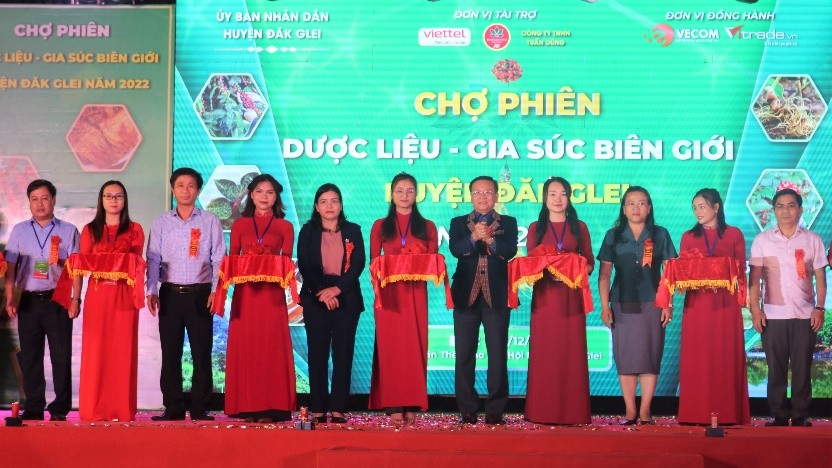 Tăng cường xúc tiến thương mại, mở rộng thị trường qua Chợ phiên Dược liệu - Gia súc biên giới tại Đăk Glei (Kon Tum) Tăng cường xúc tiến thương mại, mở rộng thị trường qua Chợ phiên Dược liệu - Gia súc biên giới tại Đăk Glei (Kon Tum)