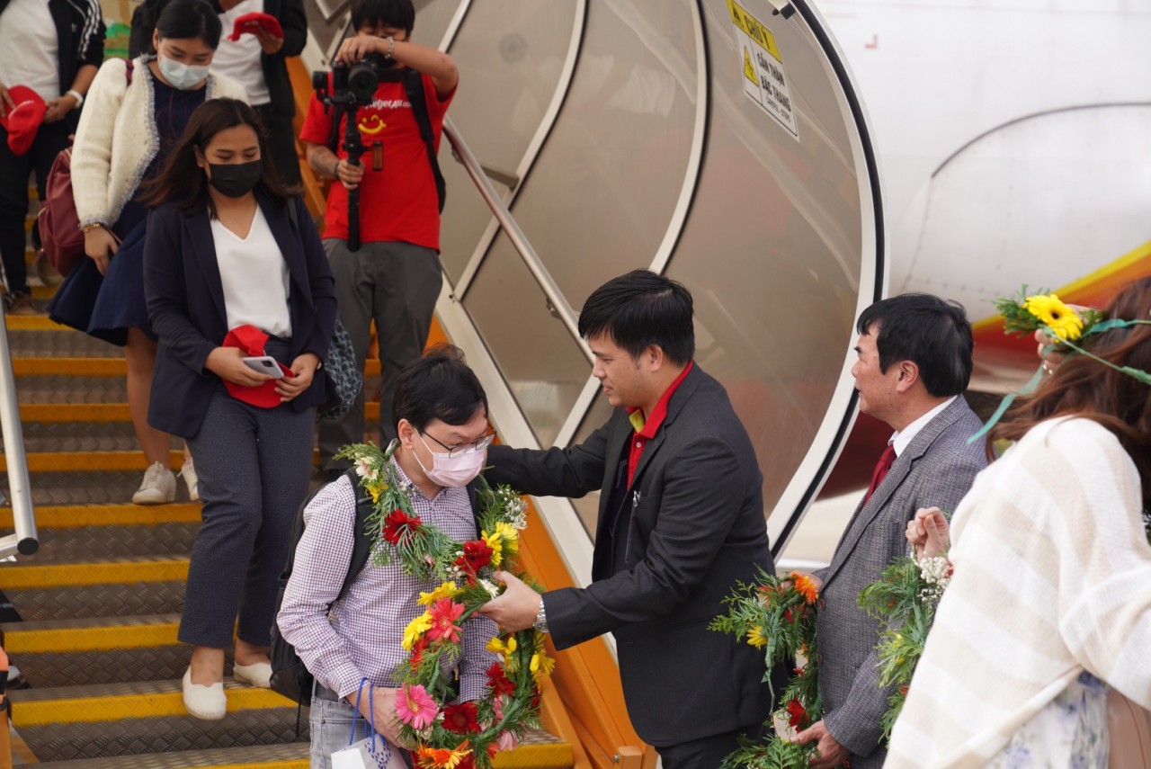Hành khách đươc chào đón với vòng hoa các tiết mục sôi động khi hạ cánh tại sân bay quốc tế Liên Khương. Hành khách đươc chào đón với vòng hoa các tiết mục sôi động khi hạ cánh tại sân bay quốc tế Liên Khương.