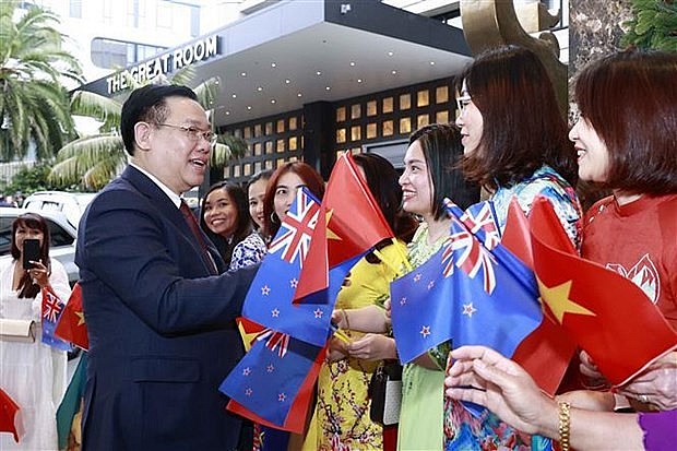 NA Chairman Vuong Dinh Hue is welcomed at the airport. Photo: VNA