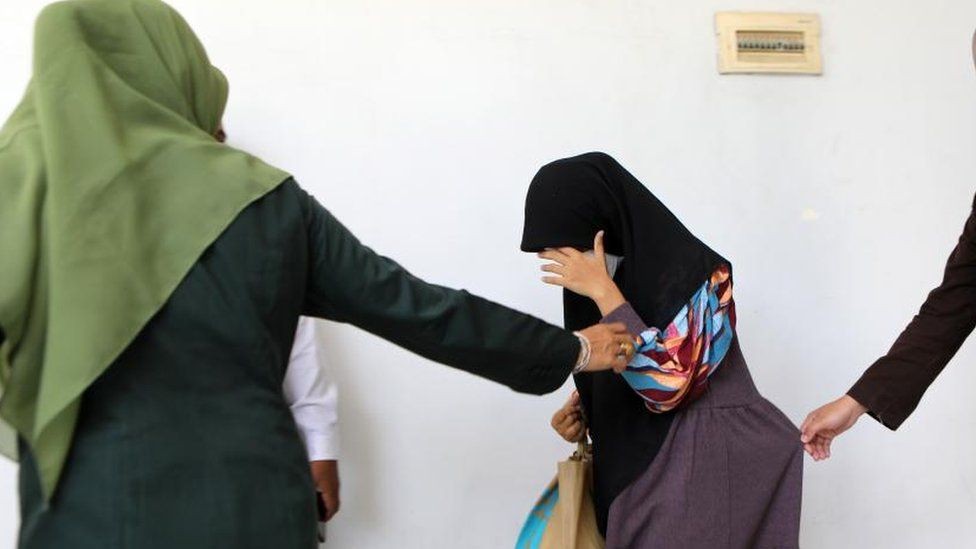 Quan hệ tình dục ngoài hôn nhân là hành vi vi phạm pháp luật ở Indonesia (Ảnh: BBC)