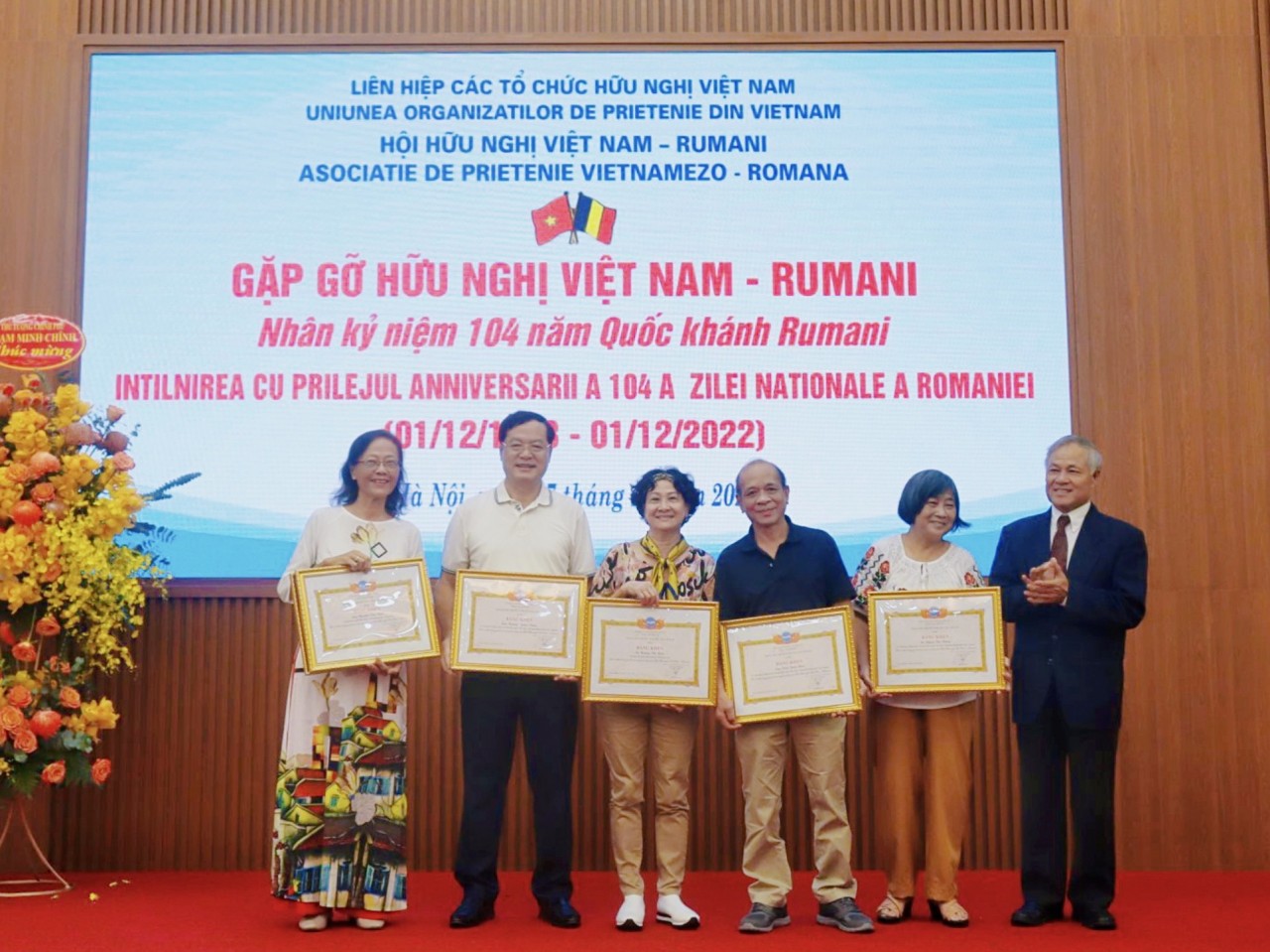 Bà Hoàng Thị Hiền được Hội hữu nghị Việt Nam - Rumani trao bằng khen cá nhân có hoạt động xuất sắc.