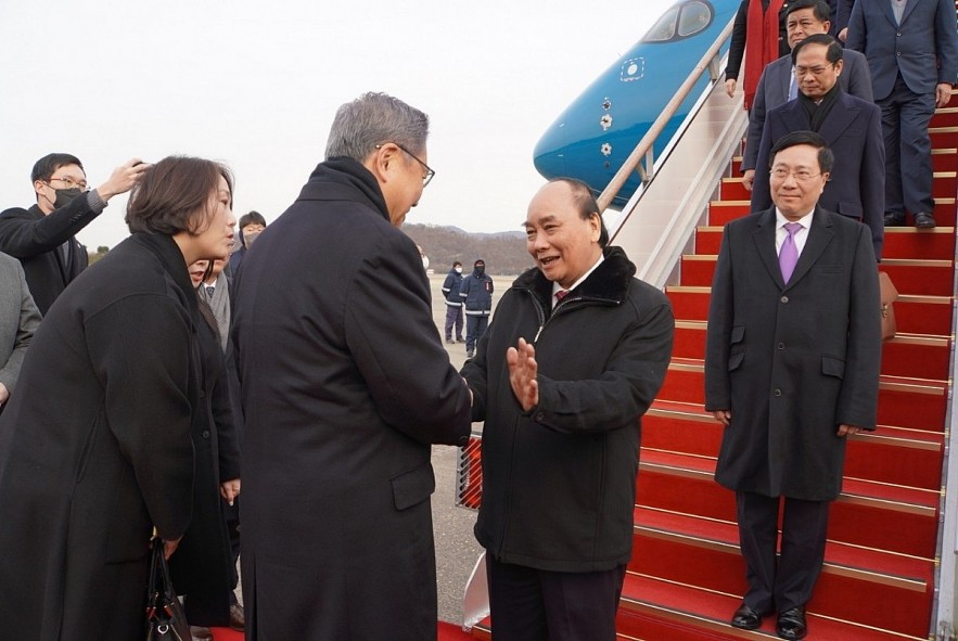 RoK Foreign Minister Park Jin warmly welcomes Vietnamese State President Nguyen Xuan Phuc upon his arrivalfor the RoK visit from December 4-6. RoK Foreign Minister Park Jin warmly welcomes Vietnamese State President Nguyen Xuan Phuc upon his arrivalfor the RoK visit from December 4-6.