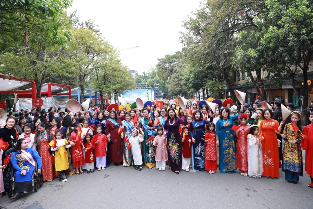 More than 1,000 women wear ao dai in a mass parade on the pedestrian street in the Hanoi Tourism Ao Dai Festival 2022. Source: HTV More than 1,000 women wear ao dai in a mass parade on the pedestrian street in the Hanoi Tourism Ao Dai Festival 2022. Source: HTV