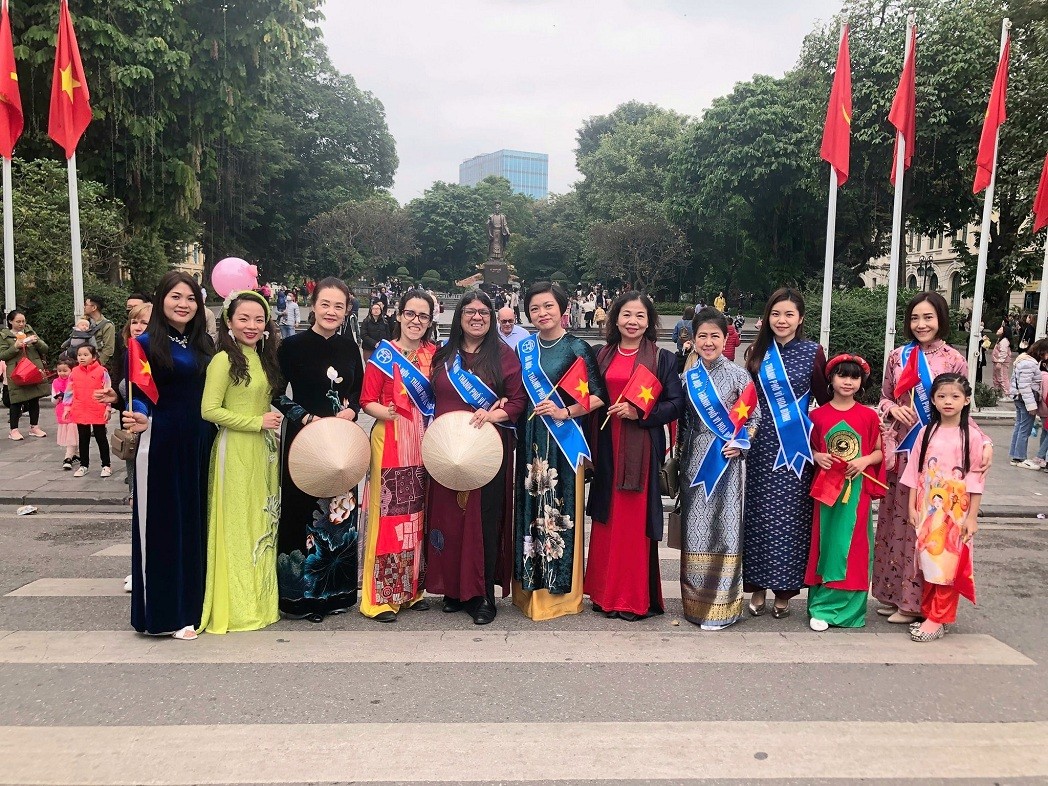 Female foreign ambassadors, deputy ambassadors, and female leaders of associations and member friendship organizations at the Ao Dai Festival. Female foreign ambassadors, deputy ambassadors, and female leaders of associations and member friendship organizations at the Ao Dai Festival.