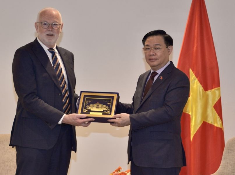 Mike Cronin, managing director of Fonterra, at a meeting with Vietnamese National Assembly chairman Vuong Dinh Hue (R) in Auckland. Photo: VOV Mike Cronin, managing director of Fonterra, at a meeting with Vietnamese National Assembly chairman Vuong Dinh Hue (R) in Auckland. Photo: VOV