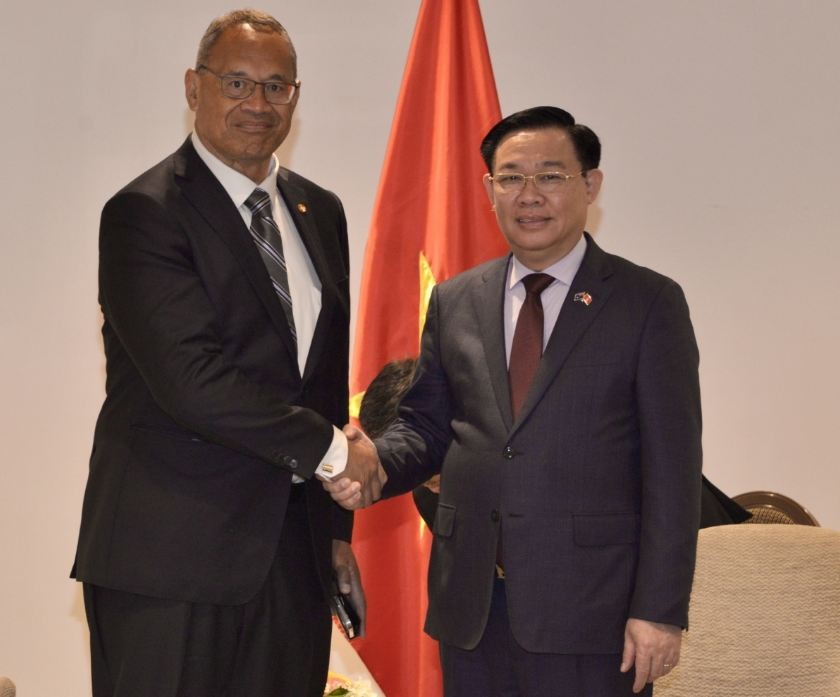 NA Chairman Vuong Dinh Hue (R) meets with John Fiso, chairman of Fiso Investment Group in Auckland. Photo: VOV NA Chairman Vuong Dinh Hue (R) meets with John Fiso, chairman of Fiso Investment Group in Auckland. Photo: VOV