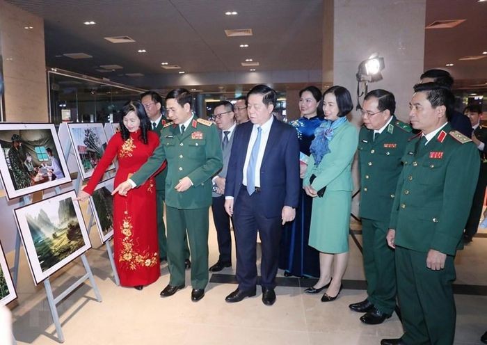Đại tướng Phan Văn Giang, Trưởng ban Tuyên giáo Trung ương Nguyễn Trọng Nghĩa và Tổng Giám đốc TTXVN Vũ Việt Trang cùng các đại biểu tham quan triển lãm ảnh (Ảnh: Phương Hoa/TTXVN). Đại tướng Phan Văn Giang, Trưởng ban Tuyên giáo Trung ương Nguyễn Trọng Nghĩa và Tổng Giám đốc TTXVN Vũ Việt Trang cùng các đại biểu tham quan triển lãm ảnh (Ảnh: Phương Hoa/TTXVN).