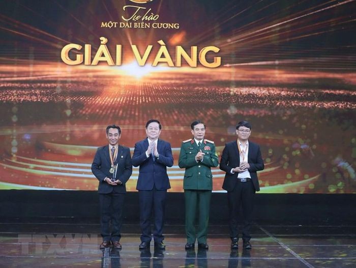 Đại tướng Phan Văn Giang, ông Nguyễn Trọng Nghĩa trao giải Nhất cho các tác giả. (Ảnh: Phương Hoa/TTXVN) Đại tướng Phan Văn Giang, ông Nguyễn Trọng Nghĩa trao giải Nhất cho các tác giả. (Ảnh: Phương Hoa/TTXVN)