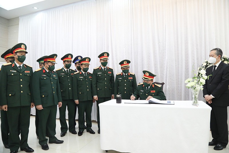 Thượng tướng Hoàng Xuân Chiến ghi sổ tang chia buồn tại Đại sứ quán Trung Quốc tại Việt Nam. Thượng tướng Hoàng Xuân Chiến ghi sổ tang chia buồn tại Đại sứ quán Trung Quốc tại Việt Nam.