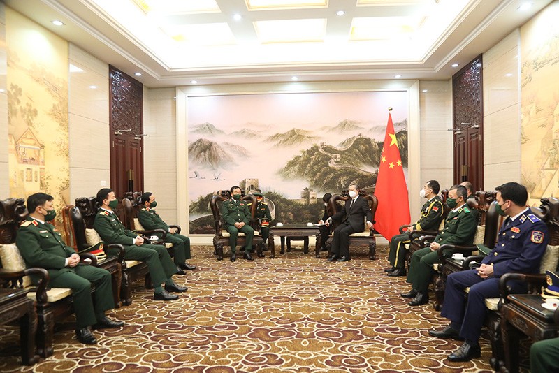 Thượng tướng Hoàng Xuân Chiến trao đổi với Đại sứ Hùng Ba. Thượng tướng Hoàng Xuân Chiến trao đổi với Đại sứ Hùng Ba.