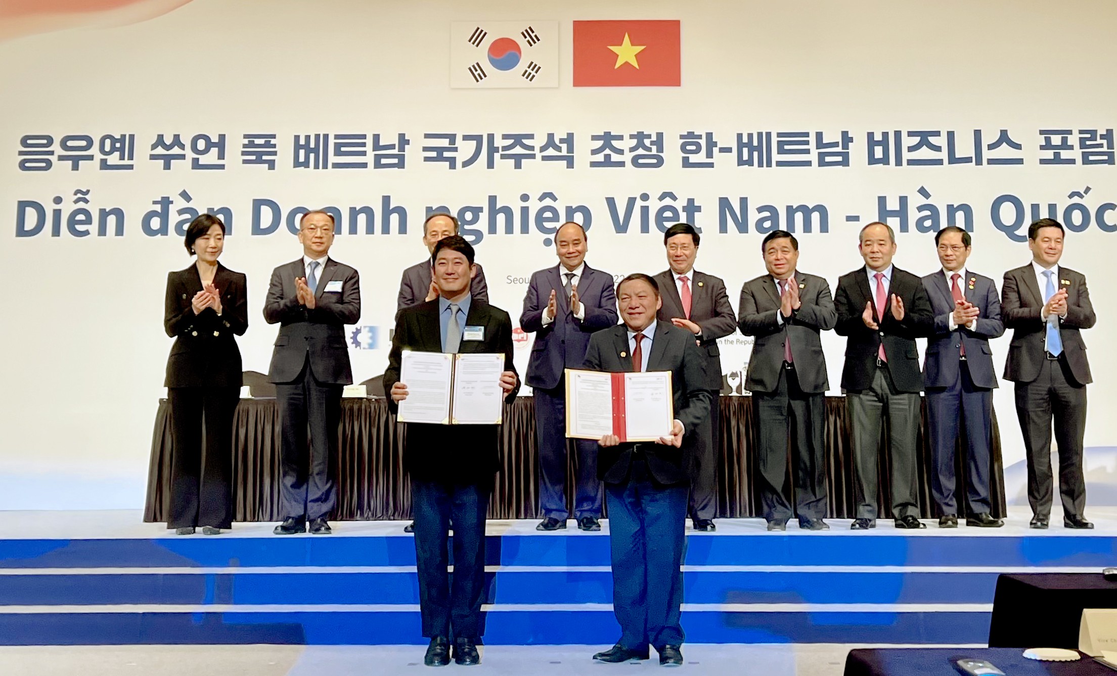 Bộ trưởng Bộ Văn hóa, Thể thao và Du lịch, Chủ tịch Ủy ban Olympic Việt Nam Nguyễn Văn Hùng và Phó Chủ tịch Quỹ Chiến lược Thể thao Quốc tế YoungKyu Lim đã ký kết “Biên bản ghi nhớ về Hợp tác và Kế hoạch đào tạo thể dục thể thao giữa Ủy ban Olympic Việt Nam và Quỹ Chiến lược Thể thao Quốc tế” Bộ trưởng Bộ Văn hóa, Thể thao và Du lịch, Chủ tịch Ủy ban Olympic Việt Nam Nguyễn Văn Hùng và Phó Chủ tịch Quỹ Chiến lược Thể thao Quốc tế YoungKyu Lim đã ký kết “Biên bản ghi nhớ về Hợp tác và Kế hoạch đào tạo thể dục thể thao giữa Ủy ban Olympic Việt Nam và Quỹ Chiến lược Thể thao Quốc tế”
