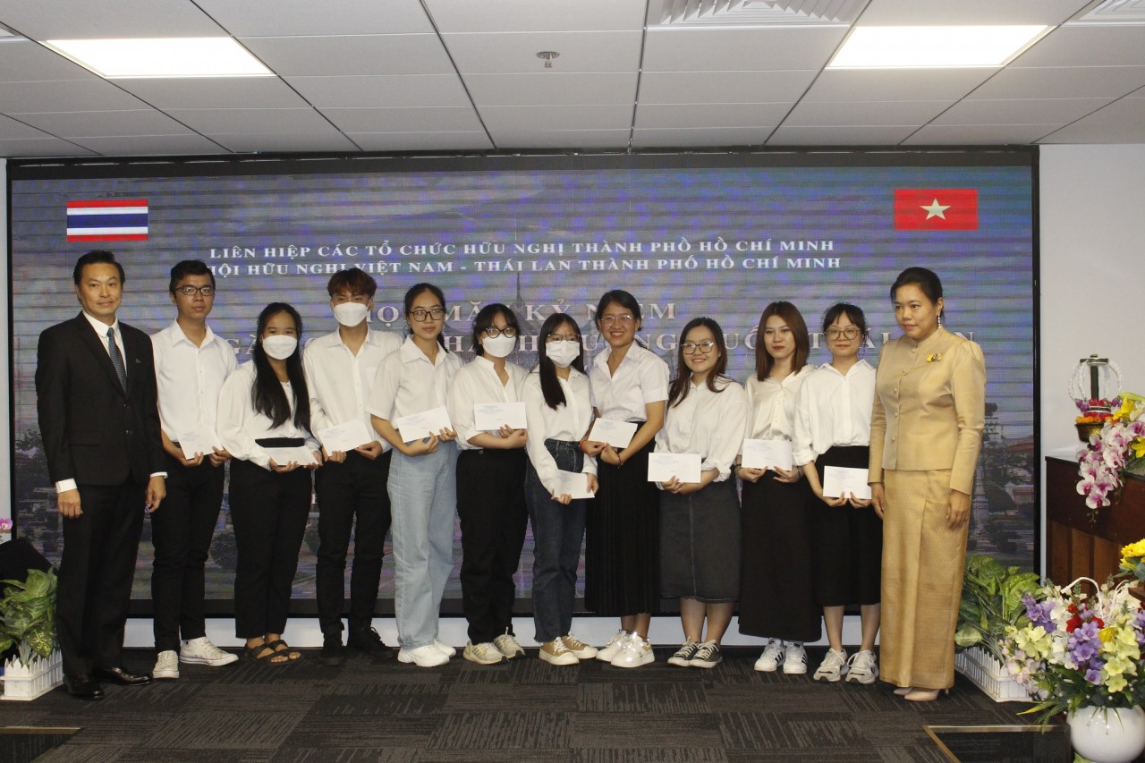 trao cho các em sinh viên khoa tiếng Thái, trường Đại học Khoa học Xã hội và Nhân Văn – Đại học Quốc gia Thành phố Hồ Chí Minh. (Ảnh: HUFO) trao cho các em sinh viên khoa tiếng Thái, trường Đại học Khoa học Xã hội và Nhân Văn – Đại học Quốc gia Thành phố Hồ Chí Minh. (Ảnh: HUFO)