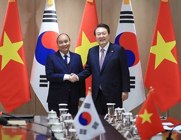Vietnamese President Nguyen Xuan Phuc (L) and RoK President Yoon Suk-yeol. Photo: VNA Vietnamese President Nguyen Xuan Phuc (L) and RoK President Yoon Suk-yeol. Photo: VNA