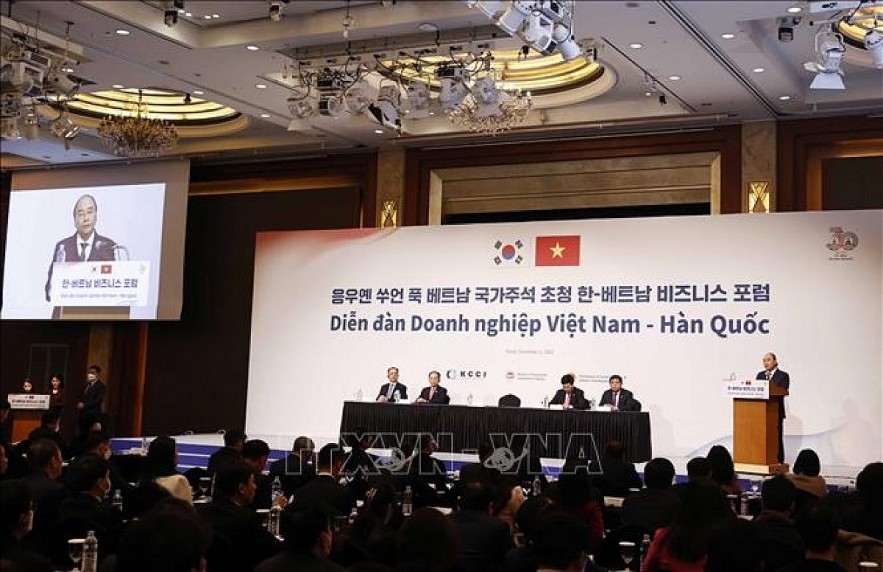 State President Nguyen Xuan Phuc delivers a speech at the Vietnam - RoK Business Forum in Seoul on December 6. Photo: VNA State President Nguyen Xuan Phuc delivers a speech at the Vietnam - RoK Business Forum in Seoul on December 6. Photo: VNA
