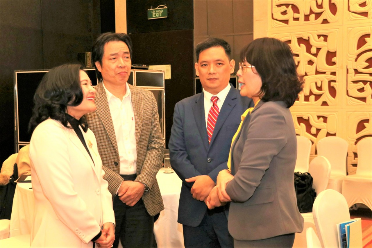 Các đại biểu trao đổi bên lề hội thảo. Các đại biểu trao đổi bên lề hội thảo.