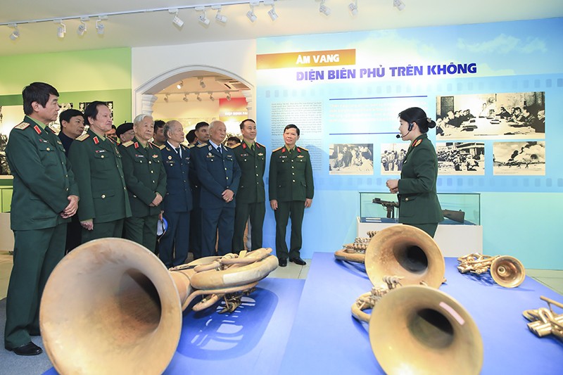 Các đại biểu tham quan triển lãm (Ảnh BTLSQSVN). Các đại biểu tham quan triển lãm (Ảnh BTLSQSVN).